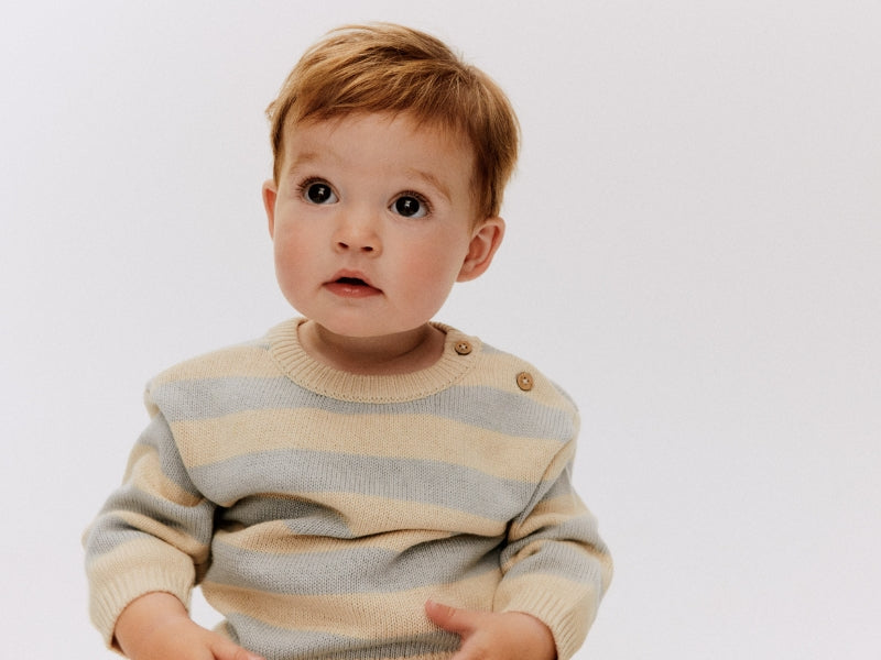 Baby med stribet striktrøje