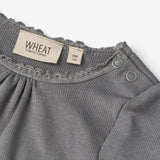 Wheat Main  Langærmet Rib Body Lotta | Baby Underwear/Bodies 1525 autumn sky