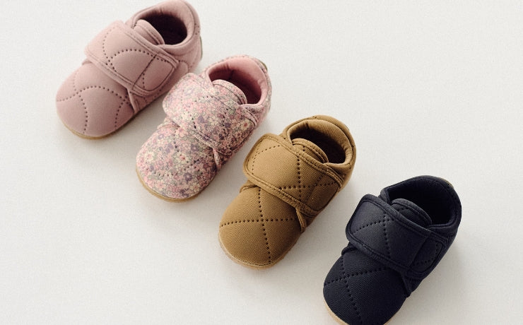 Baby sutsko på stribe, i farverne lyserød , beige og mørkeblå