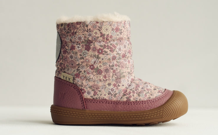 Lyserøde vinterstøvler med blomster motiv