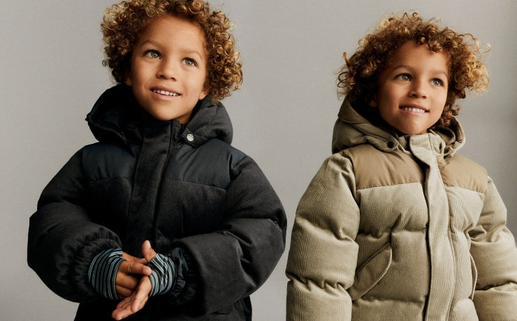 Tvillingbrødre i en sort og grøn vinterjakke